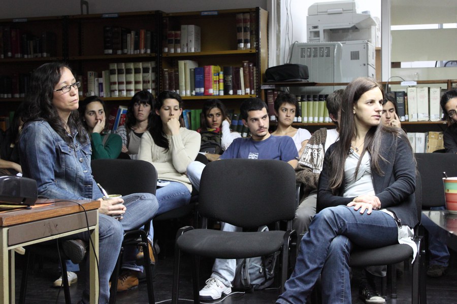 Marcela Fushimi, Mariana Gaona y asistentes a la charla